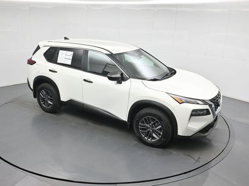Used 2023 Nissan Rogue S image 39