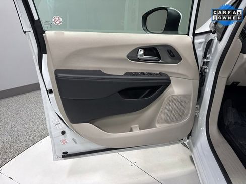 Used 2023 Chrysler Pacifica Touring-L image 8