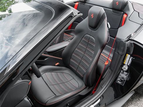 Used 2025 Ferrari Roma Spider image 8
