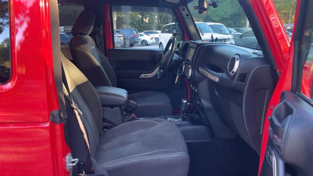 Used 2018 Jeep Wrangler Sahara w/ Connectivity Group AWD/4WD image 13