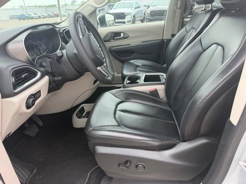 Used 2023 Chrysler Pacifica Touring-L FWD image 4