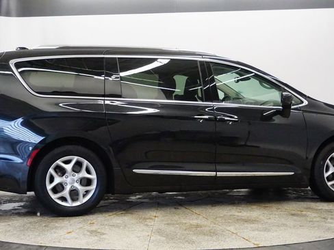 Used 2018 Chrysler Pacifica Touring-L Plus image 6