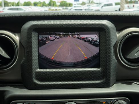 Used 2022 Jeep Wrangler Sport AWD/4WD image 18