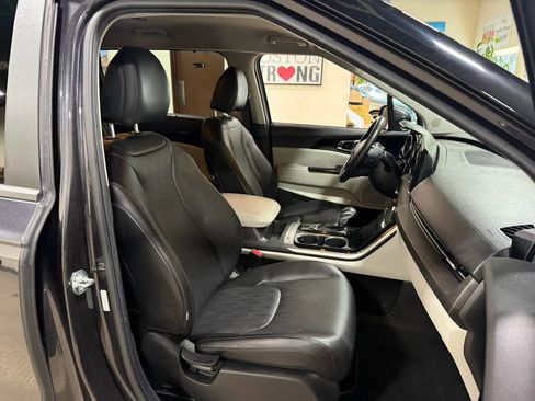 Used 2023 Kia Carnival EX FWD image 31
