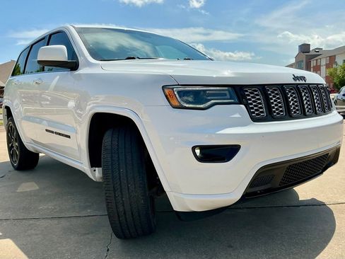 Used 2021 Jeep Grand Cherokee Laredo X image 2