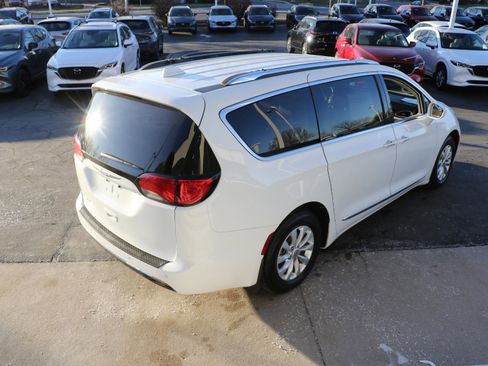 Used 2018 Chrysler Pacifica Touring-L image 4