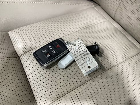 Used 2018 Land Rover Discovery HSE image 40