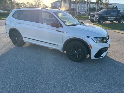 Used 2024 Volkswagen Tiguan SE R-Line image 2