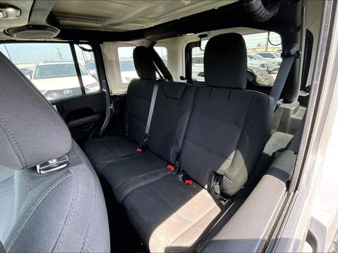 Used 2022 Jeep Wrangler Unlimited Sahara AWD/4WD image 34