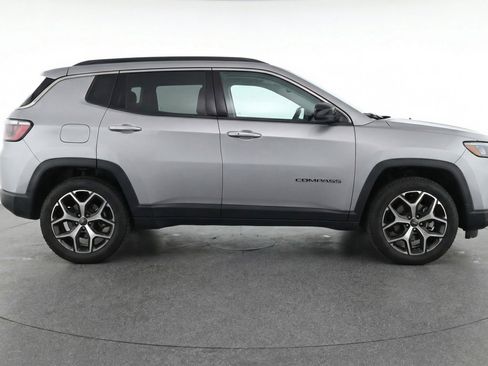 Used 2025 Jeep Compass Limited image 11