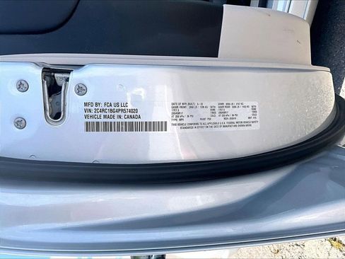 Used 2023 Chrysler Pacifica Touring-L FWD image 6