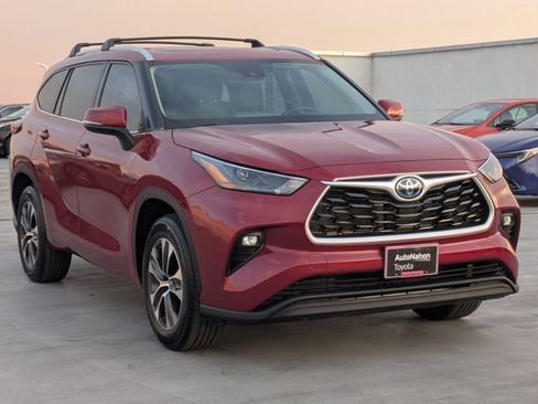 Certified 2022 Toyota Highlander XLE image 3