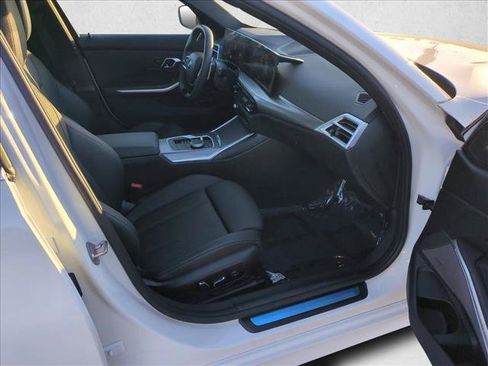 Used 2025 BMW 330i Sedan w/ M Sport Package RWD image 17