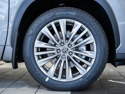 New 2026 Toyota Highlander Platinum image 18