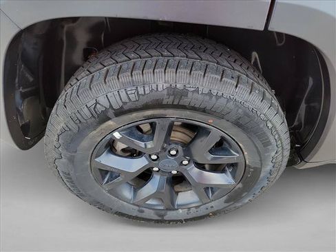 Used 2017 Jeep Cherokee Trailhawk AWD/4WD image 11