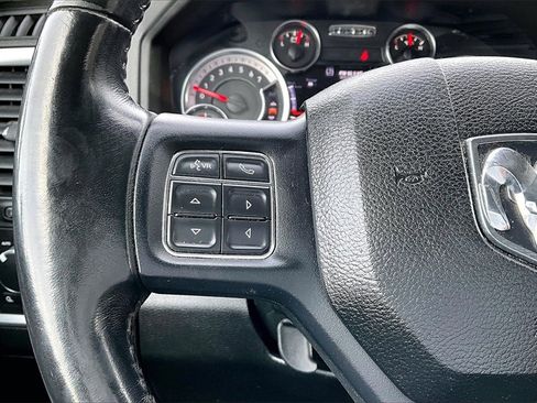 Used 2019 RAM 1500 Classic SLT w/ Luxury Group image 12