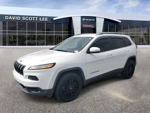 Used 2018 Jeep Cherokee Latitude Plus w/ Comfort/Convenience Group FWD image 2