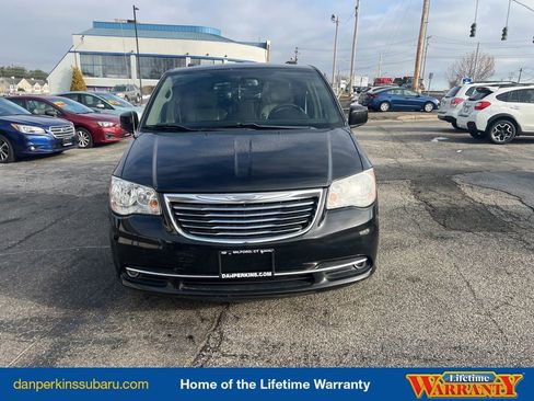 Used 2016 Chrysler Town & Country Touring image 8