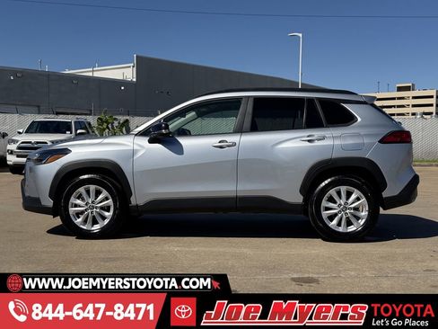 Used 2025 Toyota Corolla Cross LE image 6