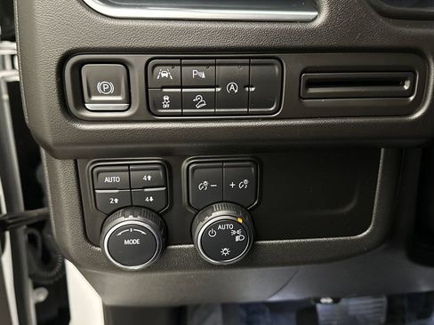 Used 2023 Chevrolet Suburban Premier AWD/4WD image 32