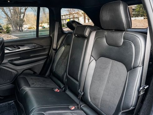 Used 2023 Jeep Grand Cherokee Altitude image 12