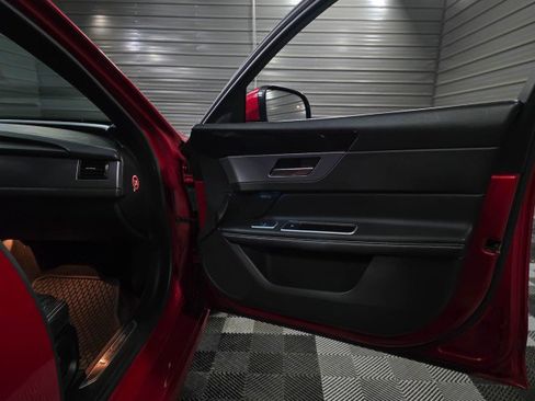 Used 2017 Jaguar XF R-Sport image 33