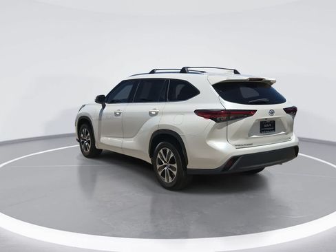 Used 2021 Toyota Highlander XLE FWD image 6