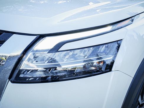 Used 2024 Nissan Pathfinder Platinum w/ Cargo Package image 6