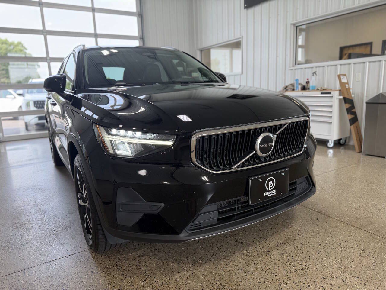 Used 2023 Volvo XC40 B4 Core FWD image 32