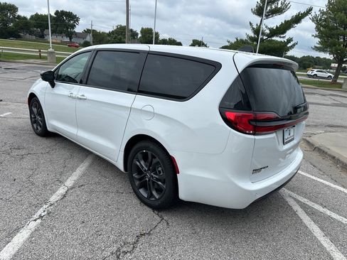 New 2026 Chrysler Pacifica Select image 22