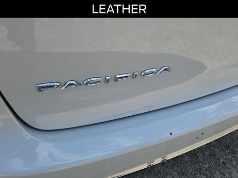 Used 2017 Chrysler Pacifica Touring-L w/ Tire & Wheel Group FWD image 10