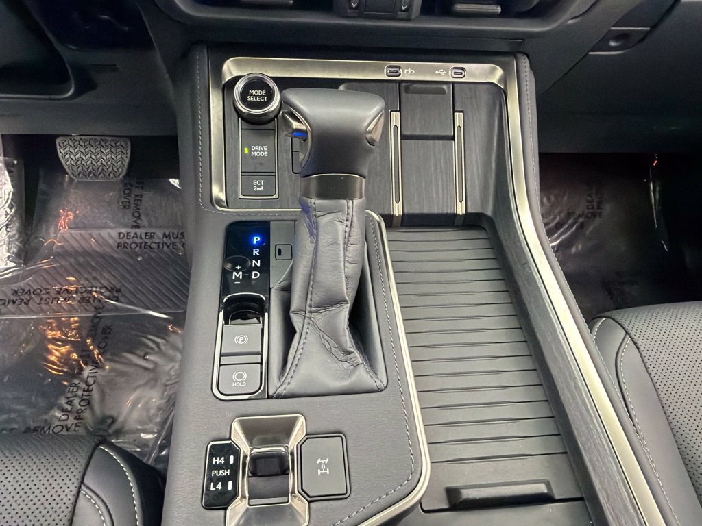 Used 2026 Lexus GX 550 w/ Accessory Package (2T) AWD/4WD image 17