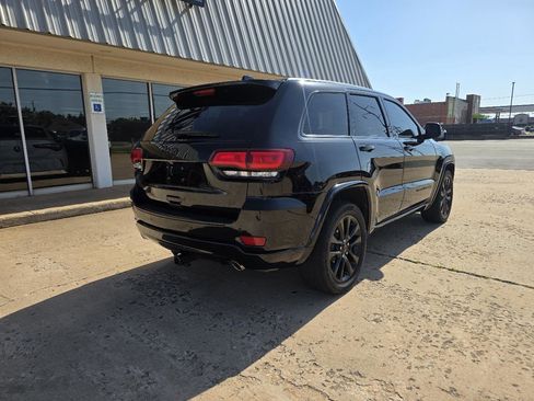 Used 2017 Jeep Grand Cherokee Altitude RWD image 8