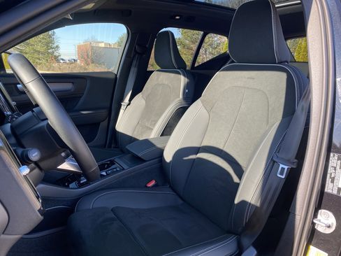 Used 2025 Volvo XC40 B5 Plus image 7