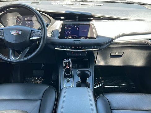 Used 2022 Cadillac XT4 Premium Luxury w/ Enhanced Visibility Package FWD image 9