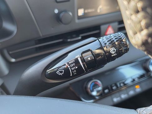 Certified 2025 Hyundai Elantra Sport image 29