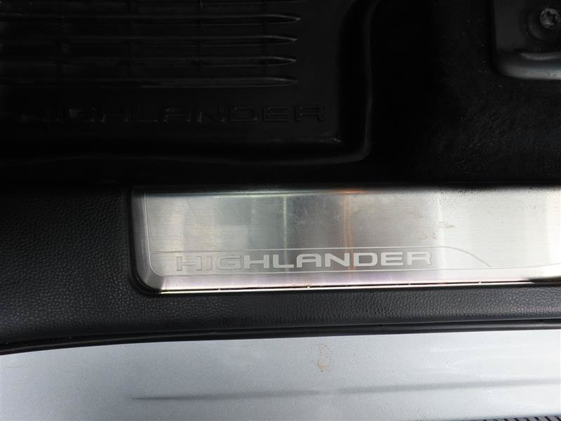 Used 2024 Toyota Highlander XSE FWD image 14