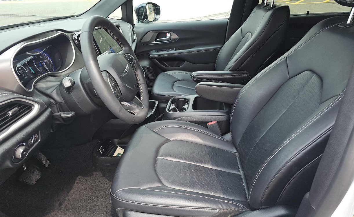 Used 2025 Chrysler Pacifica Select FWD image 7