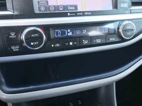 Used 2018 Toyota Highlander XLE AWD/4WD image 22
