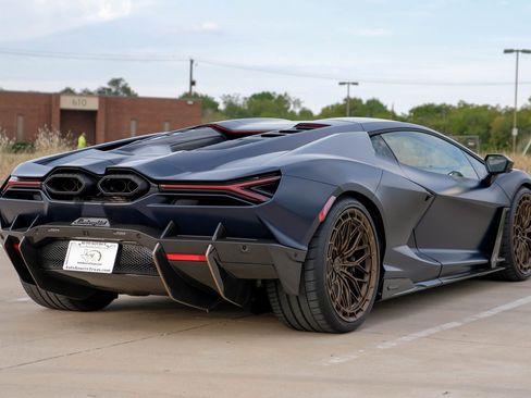 Used 2025 Lamborghini Revuelto image 9