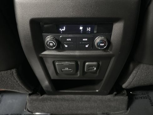 Used 2022 Chevrolet Traverse High Country image 38