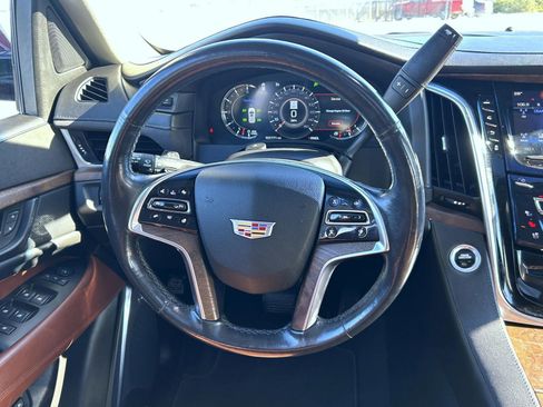 Used 2017 Cadillac Escalade Luxury image 18