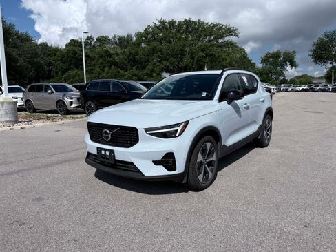 Certified 2026 Volvo XC40 B5 Plus AWD/4WD image 2