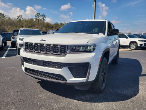New 2026 Jeep Grand Cherokee Altitude image 4