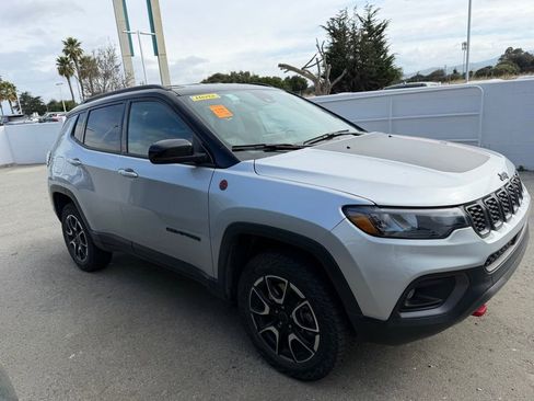 Used 2025 Jeep Compass Trailhawk image 3