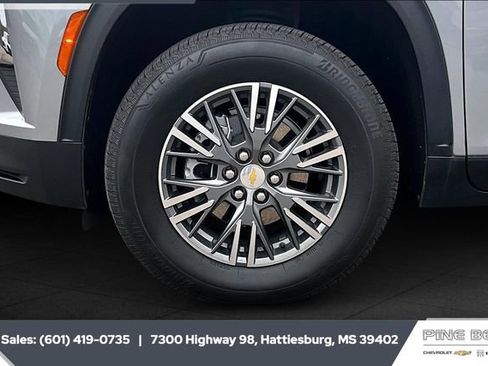 Used 2024 Chevrolet Traverse LT image 7