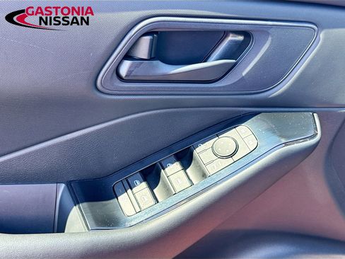 Used 2025 Nissan Rogue S FWD image 22
