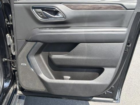 Used 2022 Chevrolet Suburban LT w/ Luxury Package RWD image 16