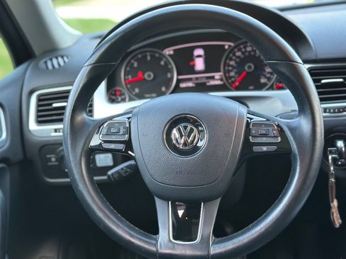 Used 2013 Volkswagen Touareg Executive AWD/4WD image 15