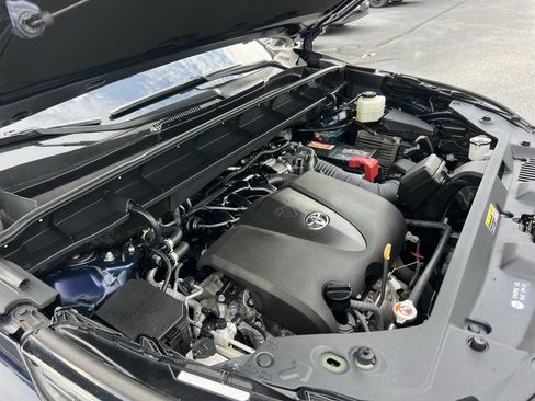 Used 2022 Toyota Highlander XLE FWD image 36